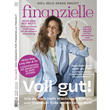 Laura Malina Seiler mit hellblauem Blazer und Jeans sitzt auf einem Stuhl, zeigt Victory-Zeichen mit der rechten Hand