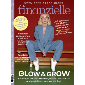 Frau mit blonden Haaren, Brille und blauem Anzug sitzt auf rotem Sofa vor rotem Hintergrund, umgeben von Texten einer Finanzzeitschrift-Ausgabe.
